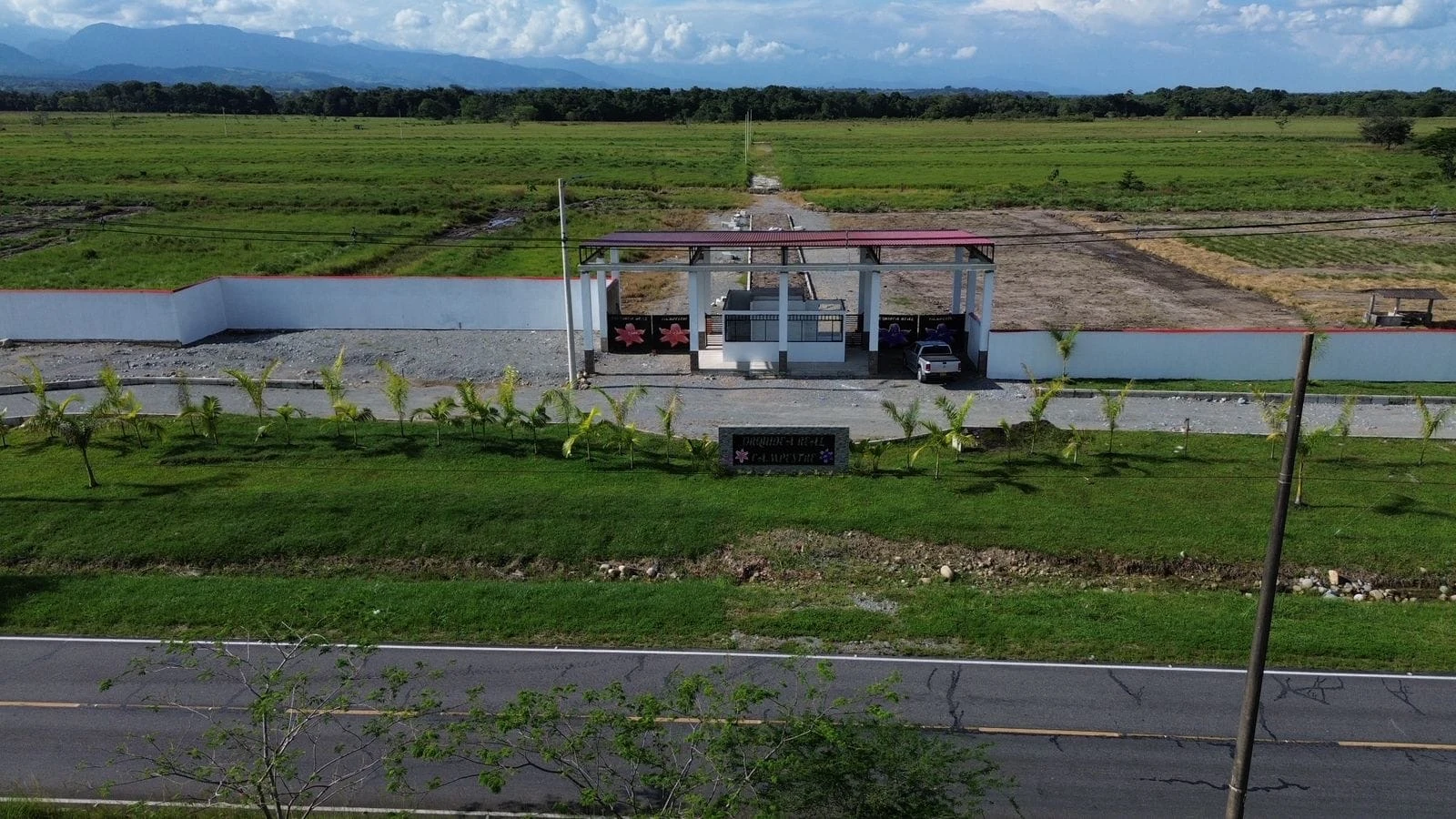 Portería construida y acceso sobre vía pavimentada