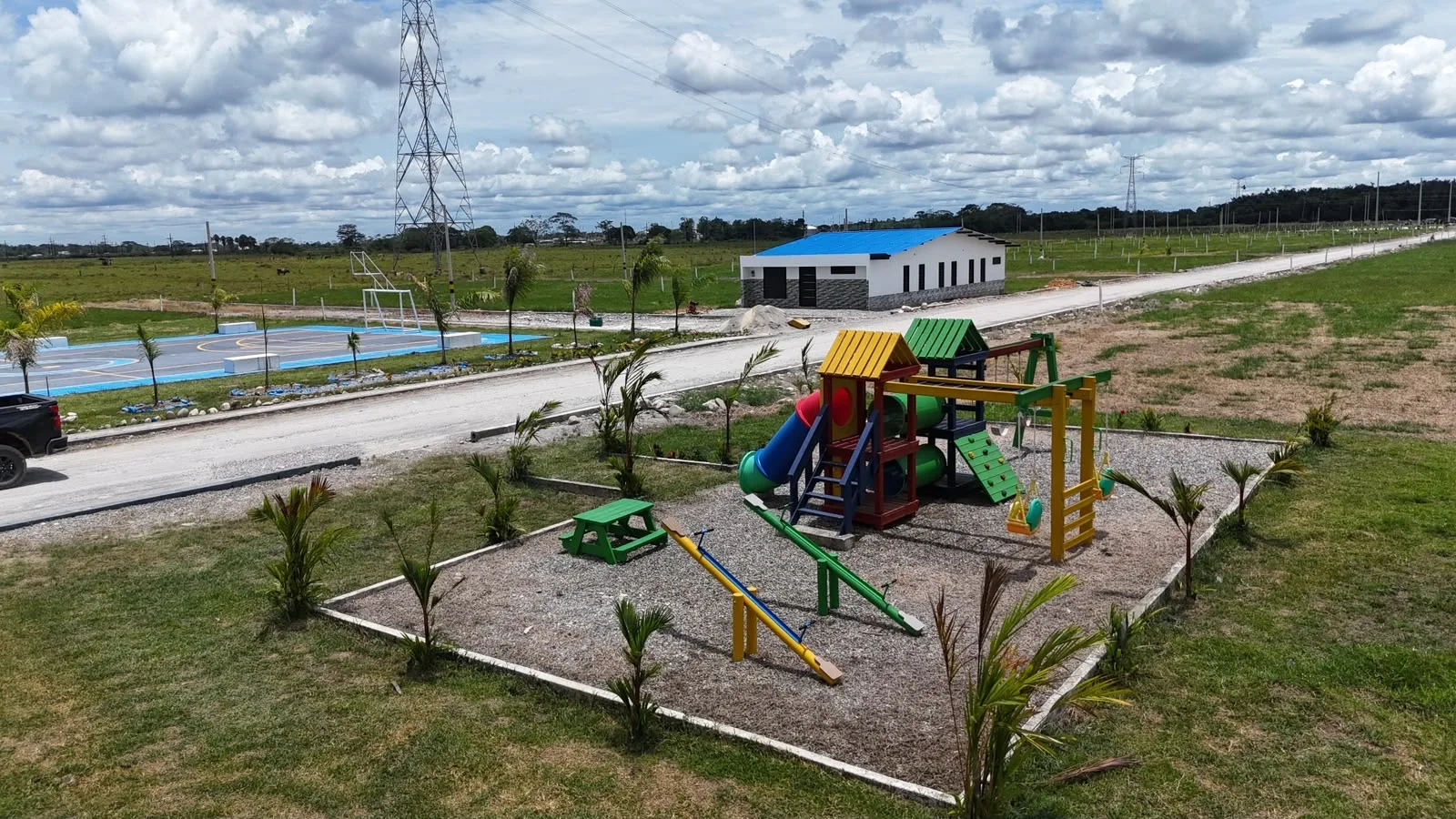Parque infantil, cancha multifuncional y vía interna abierta