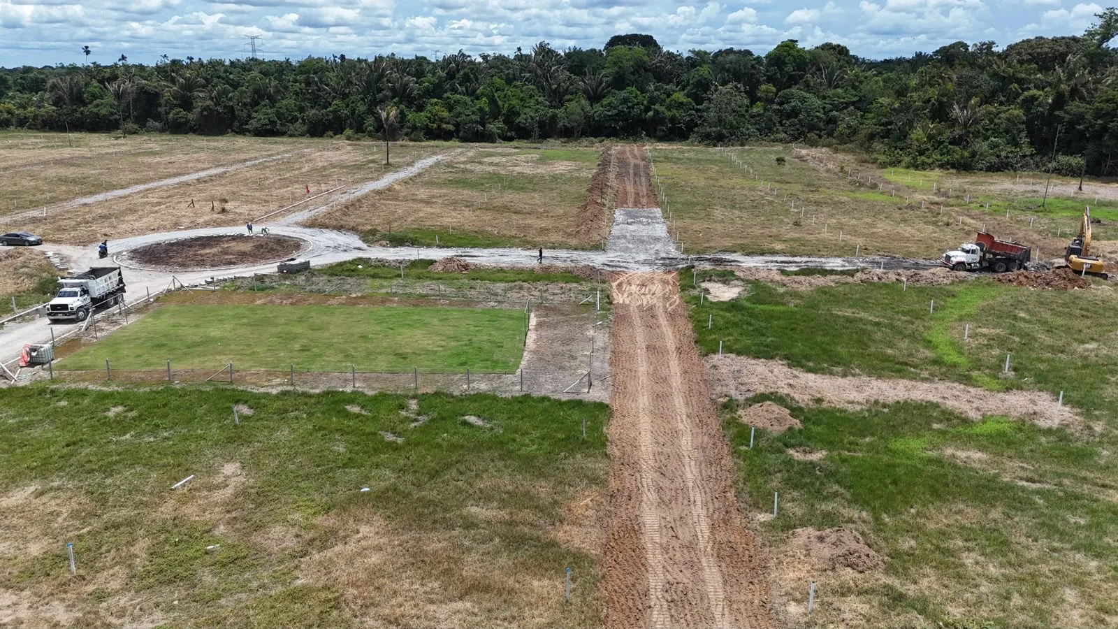 Glorieta en construcción y apertura de vías internas
