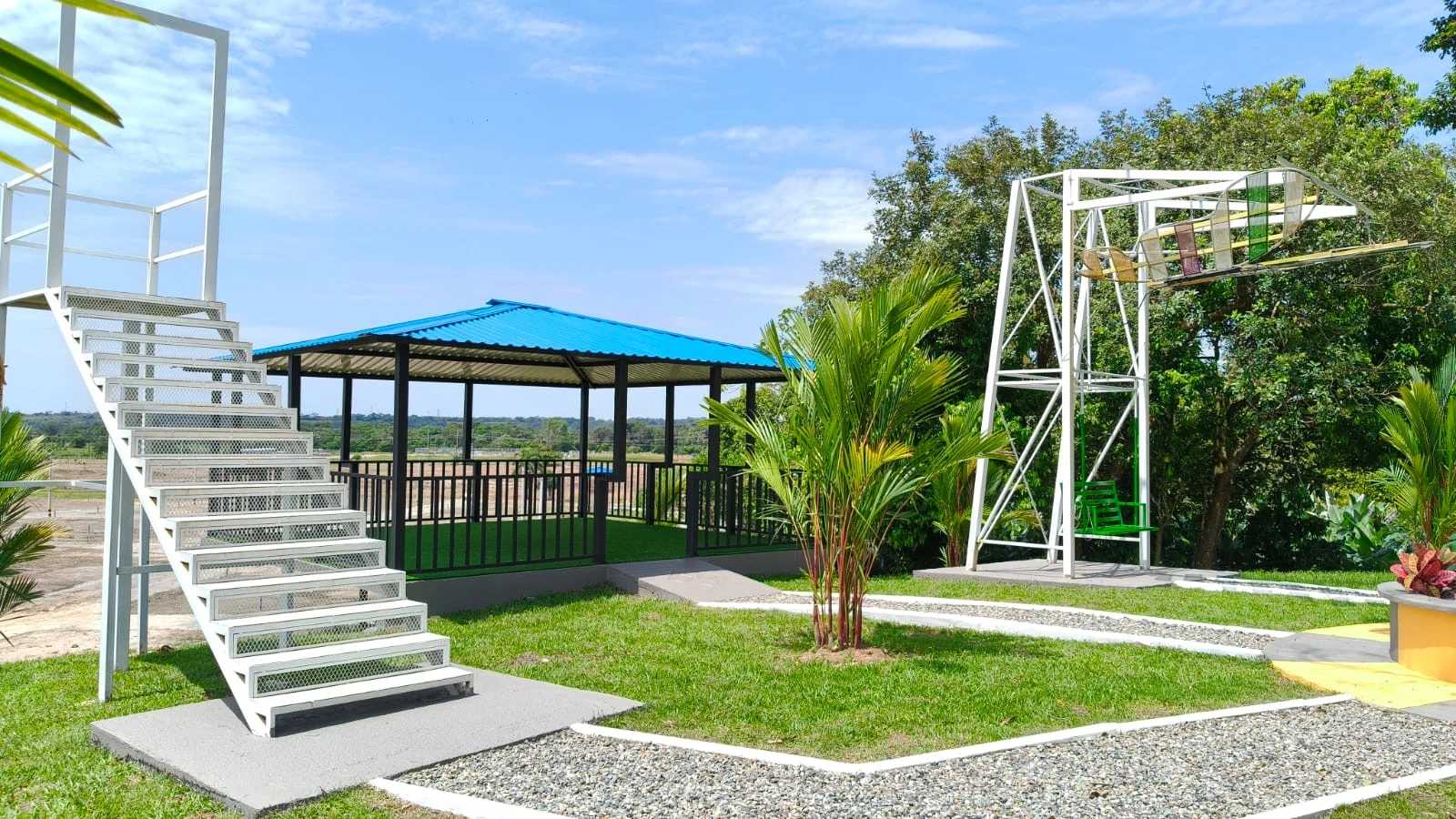 Mirador con escalera metálica blanca y kiosco de techo azul