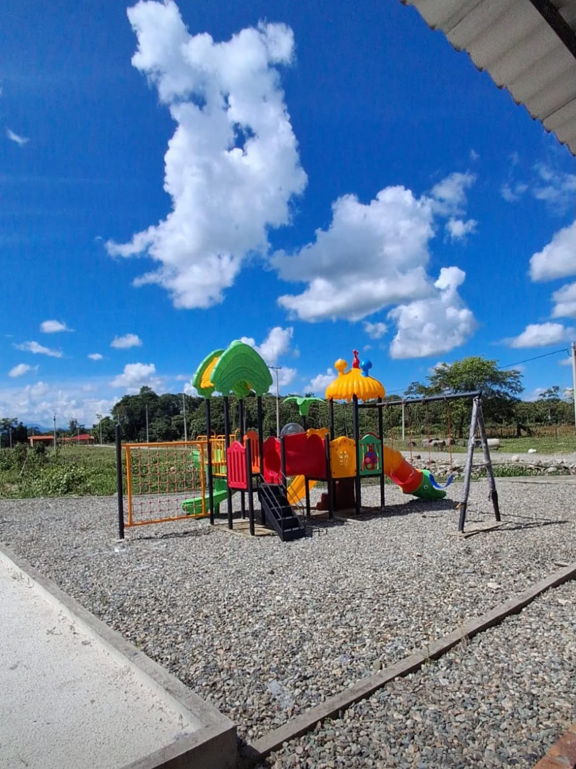 Parque infantil del proyecto Hawaii con juegos y columpios