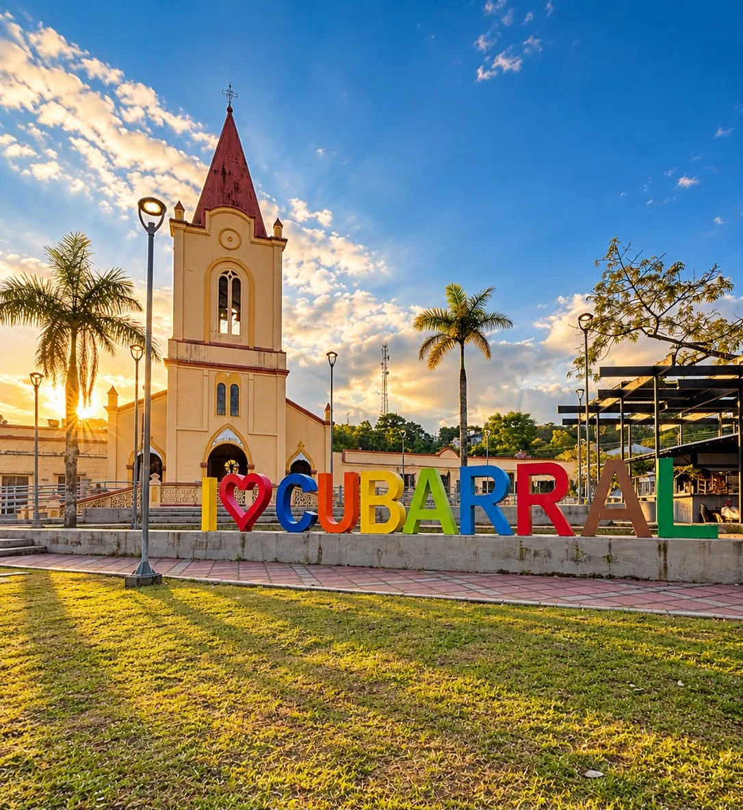 Plaza principal de Cubarral, Meta, con la iglesia y el letrero de bienvenida al amanecer