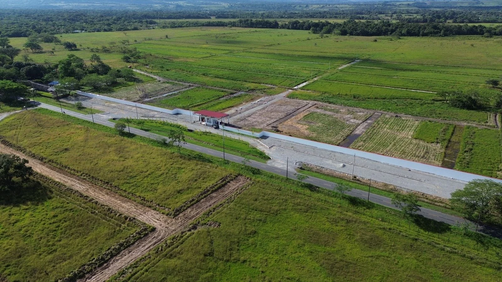 Vista aérea del proyecto y su entorno campestre