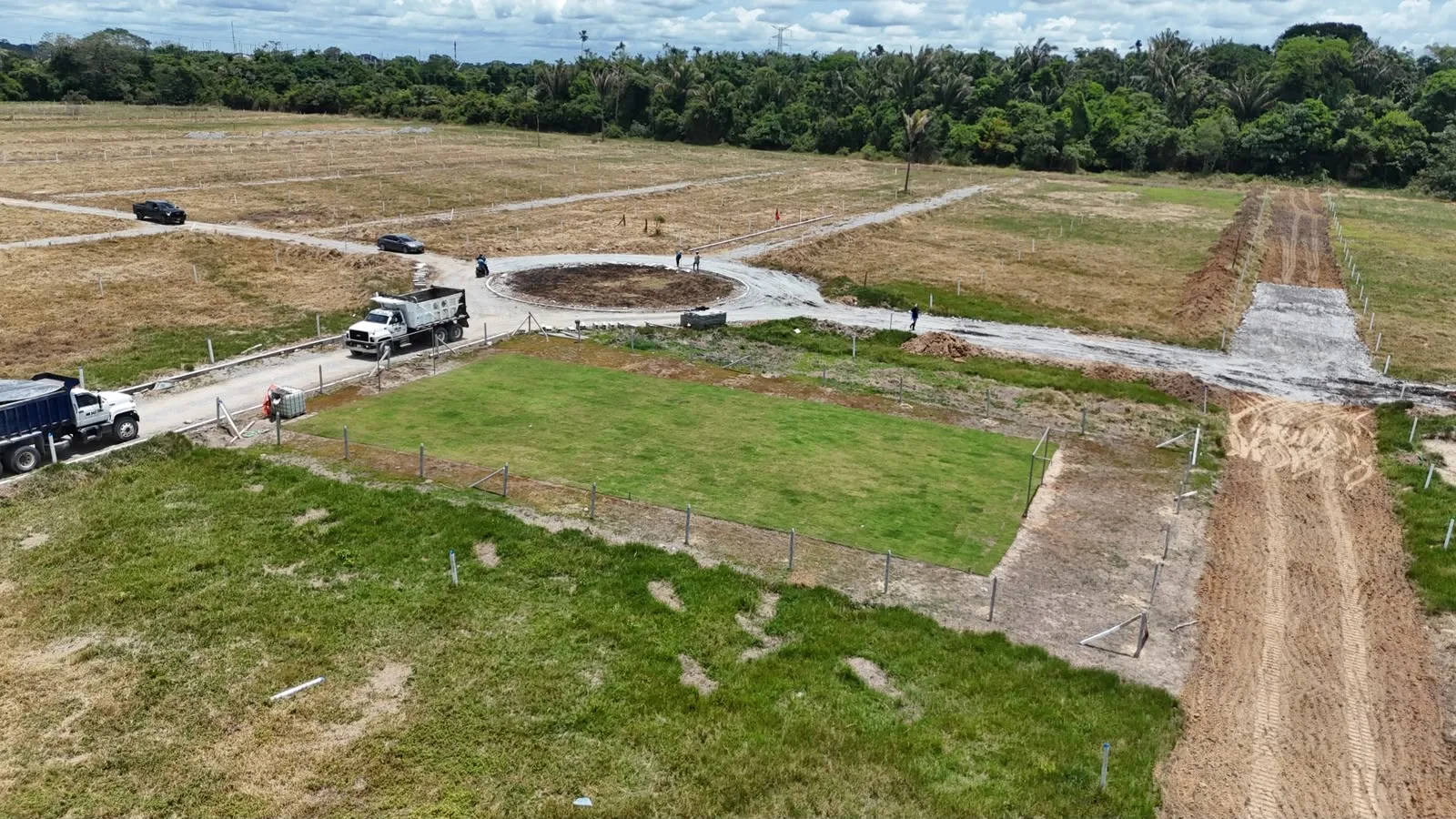 Glorieta en construcción junto a una zona verde y vías internas abiertas