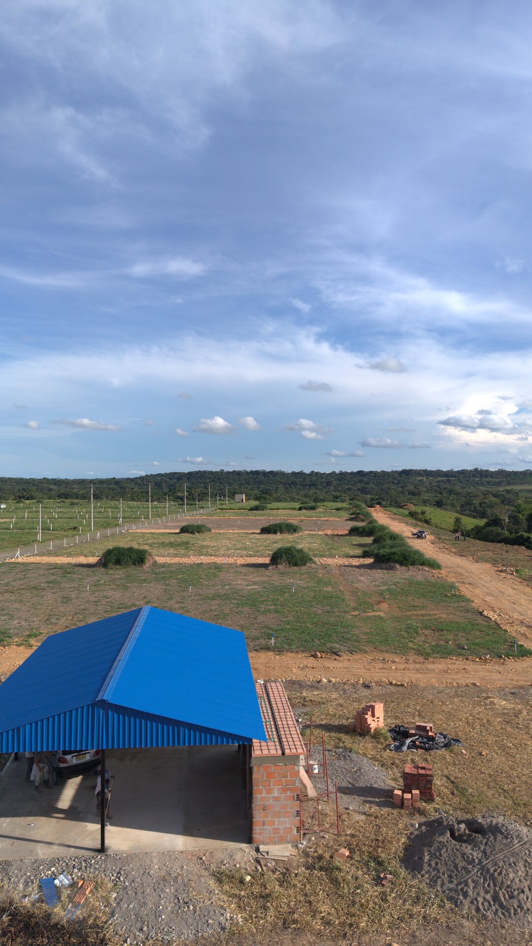 Construcción de la zona social tipo salón comunal en curso