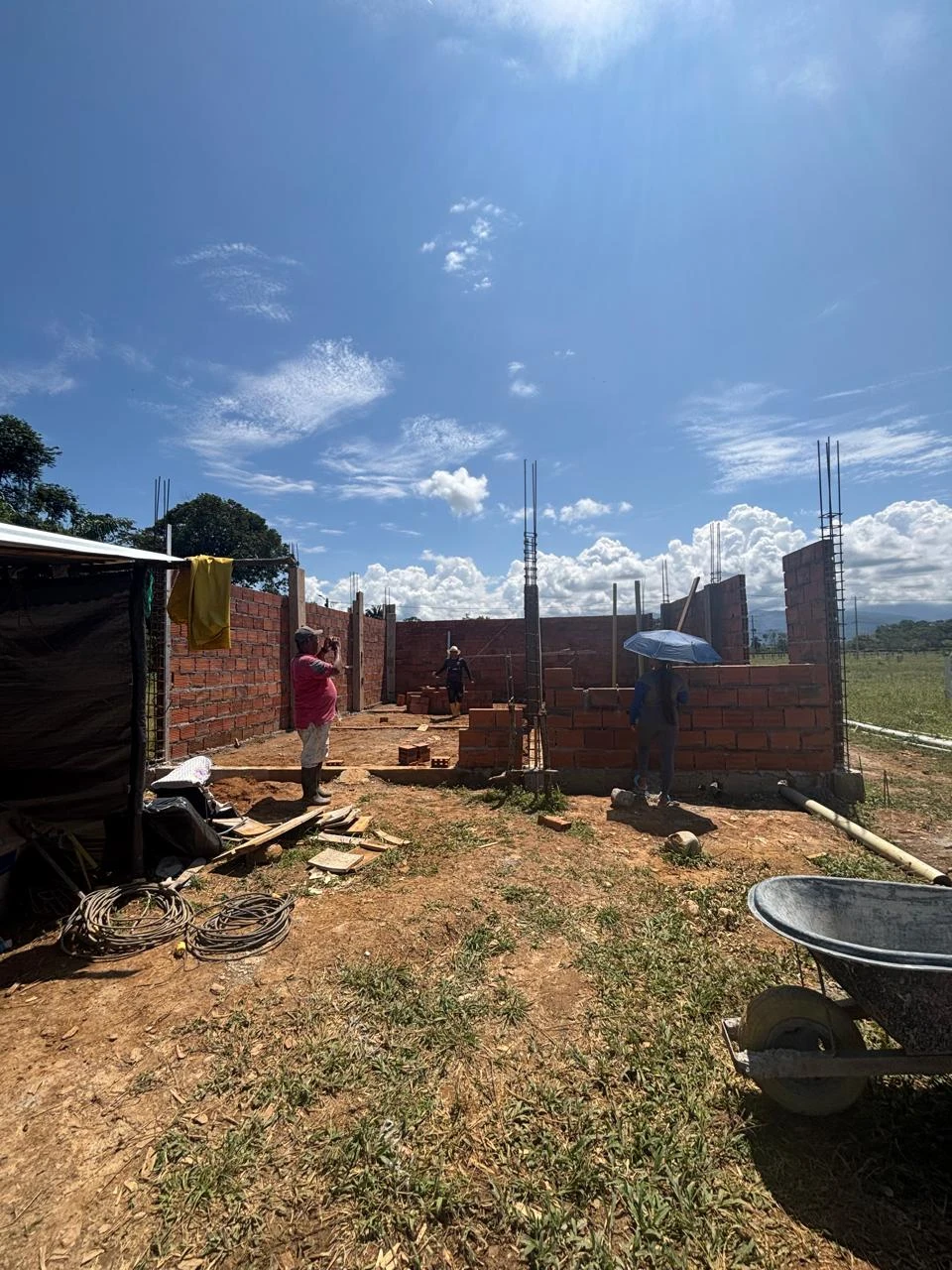Construcción de viviendas en el proyecto Hawaii, vereda La Esmeralda