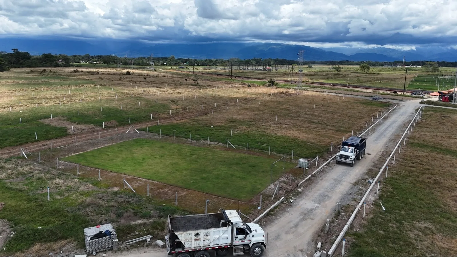 Lotes demarcados y vías internas abiertas con montañas al fondo